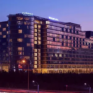 Pullman & Convention Center מלון